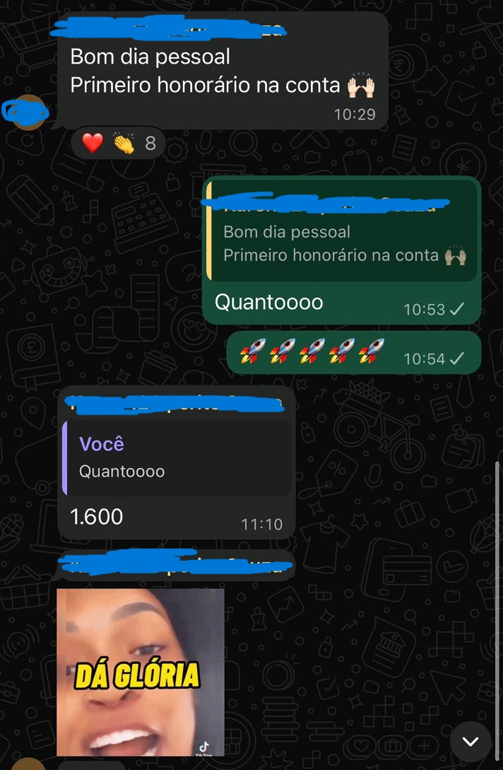Aluna comemorando o recebimento dos primeiros honorários periciais
